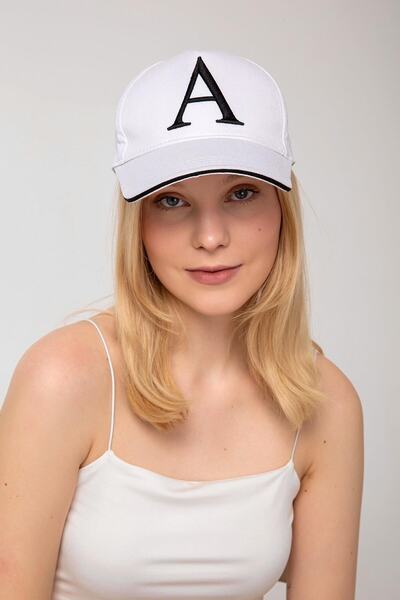 Saria Moda قبعة بيضاء بحرف A