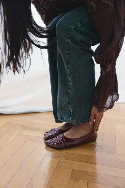 LUTVELIZADE حذاء باليرينا 2601 - حذاء نسائي مسطح بلون أحمر داكن مع رباط عند ا...