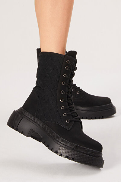 Tonny Black حذاء طويل برباط مريح ومبطن من جلد الغزال الأسود للنساء