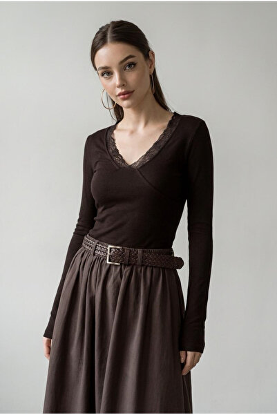 Seeh بلوزة نسائية بياقة على شكل حرف V باللون البني SH347