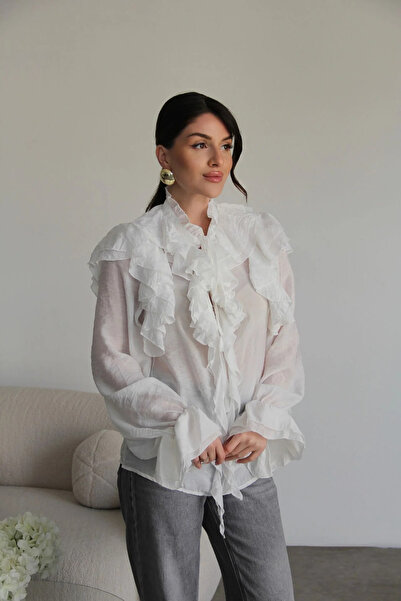 Julidress بلوزة بيضاء كبيرة الحجم ذات ياقة مكشكشة وأكمام مزينة بكشكشة