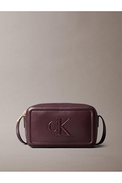 Calvin Klein حقيبة كاميرا نسائية من كالفن كلاين بشعار منقوش باللون البني