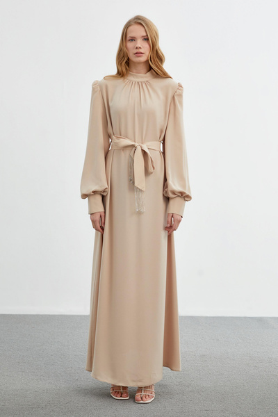Zühre Μακρύ μπεζ φόρεμα με ψηλό γιακά και λεπτομέρεια κορδέλας 0393