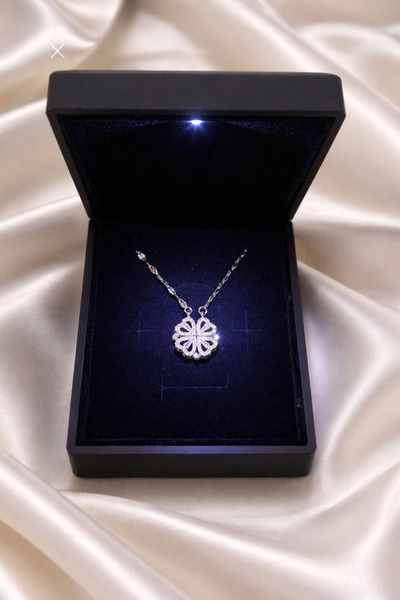 shop IŞIKLI KUTUSUNDA GÜMÜŞ RENK AÇILABİLİR MIKNATISLI YONCA KOLYE ÇELİK