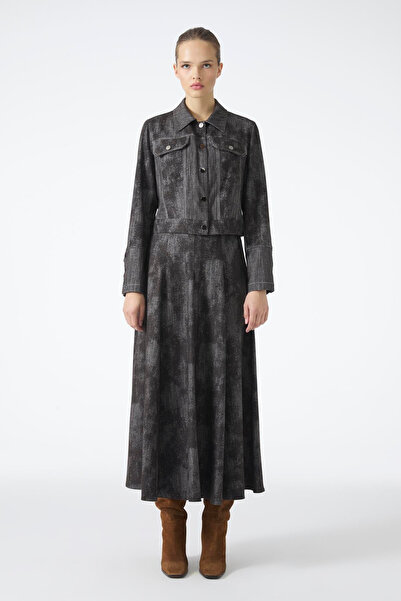 Zühre طقم قميص وسترة وتنورة بزر فيونكة على ياقة القميص باللون البني 1705