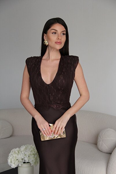 Julidress فستان طويل من الساتان الفاخر مزين بالدانتيل البني مع حشوة على الكتفين