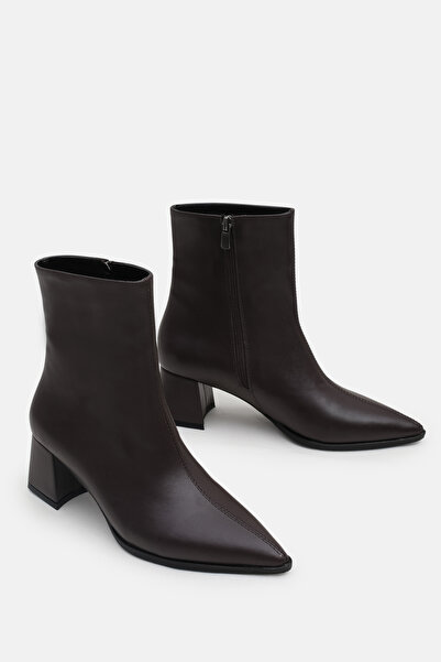 Cochines Cizme de damă din piele maro amarui, de lungime medie, cu vârf ascuț...