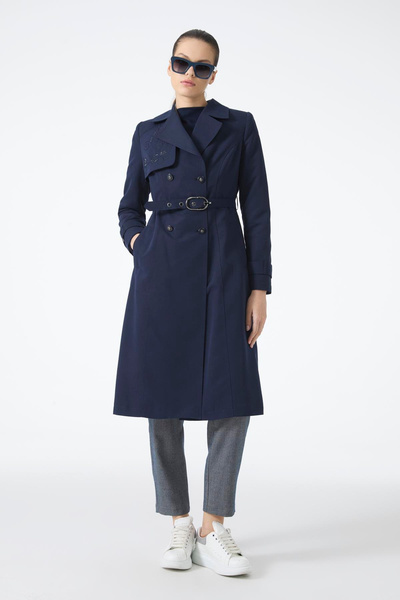 Zühre معطف ترنش كاروهات باللون الأزرق الداكن مع تفاصيل مطرزة وحزام 13812