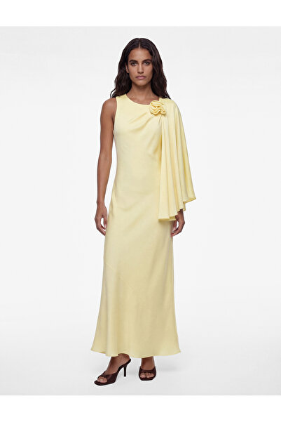 Koton Çiçek Aplike Detaylı Bisiklet Yaka Kolsuz Uzun Saten Abiye Elbise