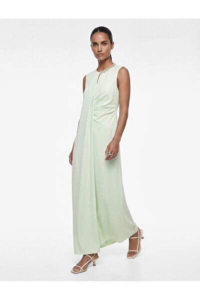 Koton Bisiklet Yaka Kolsuz Drapeli Taş Detaylı Uzun Saten Abiye Elbise