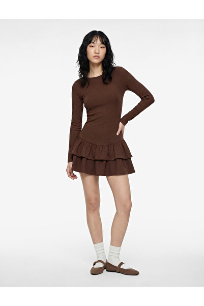 Koton εφαρμοστό Μίνι φόρεμα με μακρύ μανίκι και λαιμόκοψη με πτυχωτό βολάν