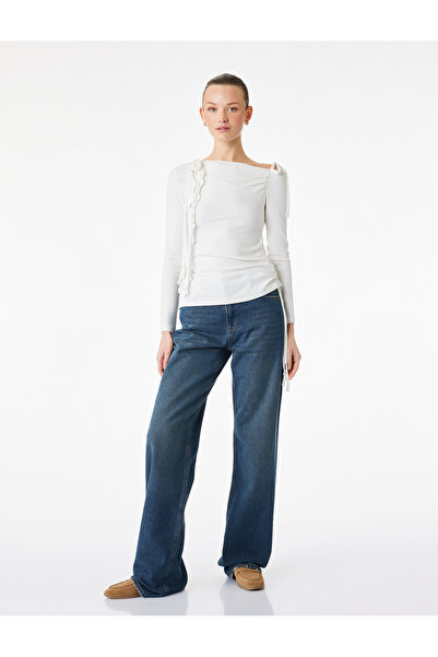 Koton بلوزة بقصة ضيقة مزينة بكشكشة وتطريز على شكل وردة وتفاصيل مزركشة وأكمام ...