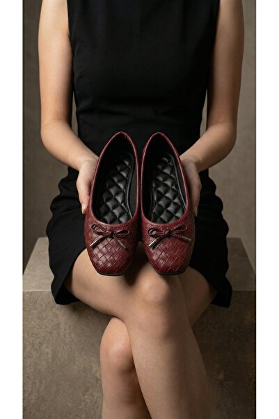 Beyond حذاء باليه نسائي منقوش باللون العنابي مع فيونكة 1 سم BYNDBTG01