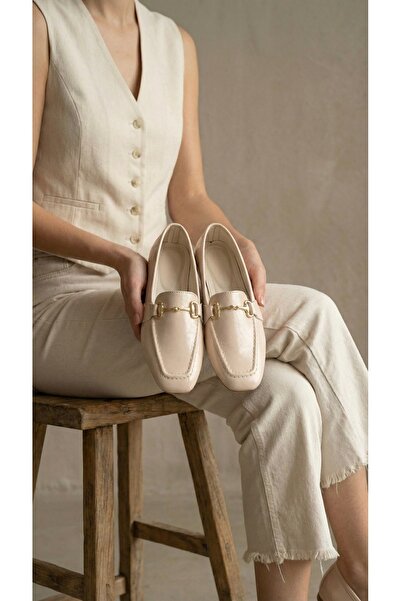 Beyond حذاء باليرينا نسائي من الجلد اللامع باللون البيج مع إبزيم بعرض 1 سم BY...