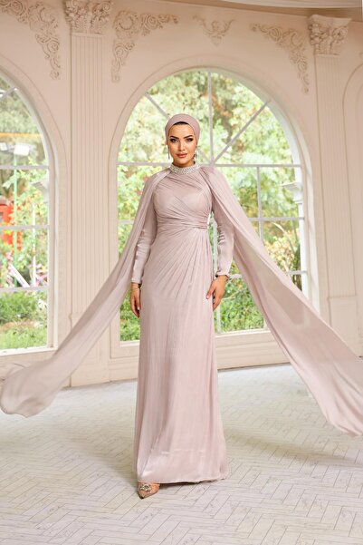 Olcay Yoryo Seiden-Tesettür-Abendkleid mit Steinen am Kragen und Umhang-Detai...