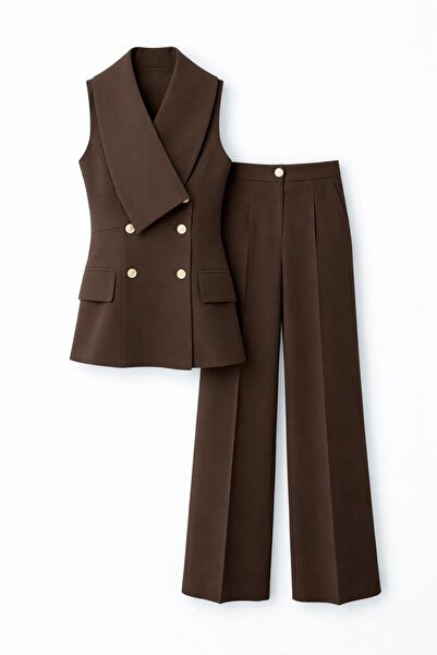 HAZELANNA طقم سترة وبنطلون بني اللون مع ياقة غير متماثلة وأزرار ذهبية