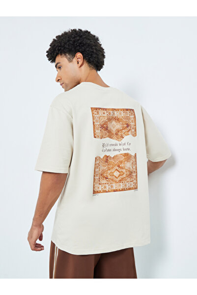 Styli تيشيرت رجالي فضفاض بطبعة نسيجية خلفية
