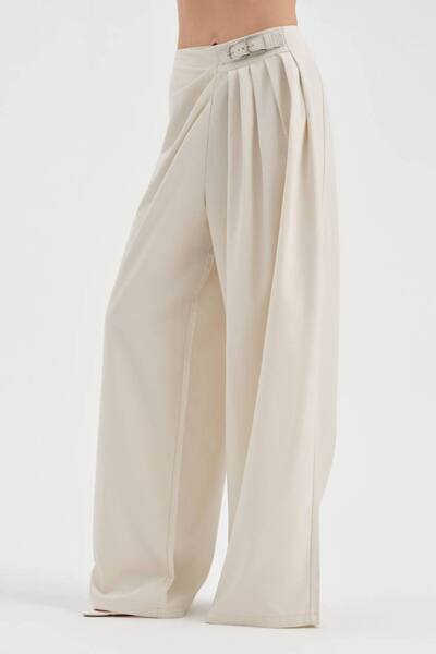 tw3 Γυναικείο δερμάτινο παντελόνι με λεπτομέρεια αγκράφας στο μπροστινό μέρος...