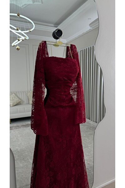 Model Leyna Luxurious evening dress in burgundy red