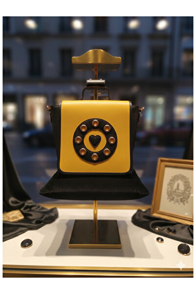 Namaste Vintage حقيبة يد بتصميم مطبوع على شكل قلب باللونين الأصفر والأسود (28...