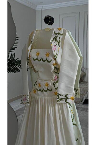 Model Leyna Shine with a vibrant and feminine look with this luxurious white ...