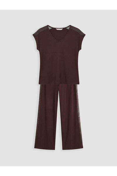 LC Waikiki طقم بيجامة نسائي من LCW DREAM باللون البني وياقة على شكل حرف V وتف...