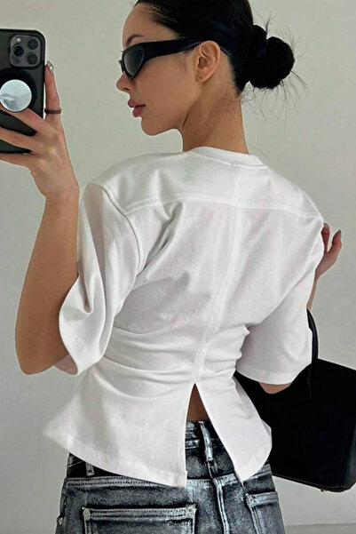 İlayda Toprak Chic Beyaz Kısa Kollu Bisiklet Yaka Sırt Detaylı Slim Fit Bluz