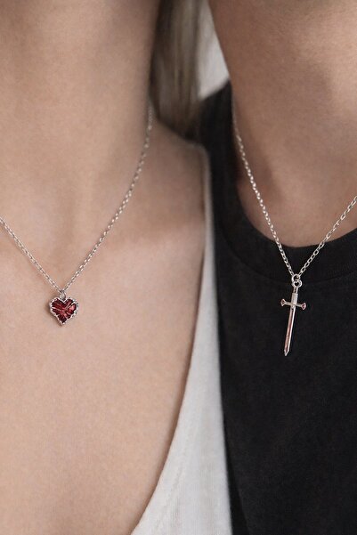 TAKIŞTIR Gümüş Renk Kalp Ve Kılıç Figürlü Çelik Çift Kolyesi