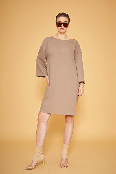 VERDA Φόρεμα με αξεσουάρ βελόνας