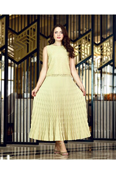 Opera Fashion Elegant outfit with a wide cut and pleated skirt