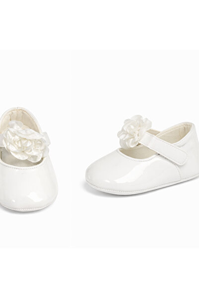 Lika حذاء باليه صغير من الجلد اللامع مزين بالزهور للفتيات الصغيرات باللون الأبيض