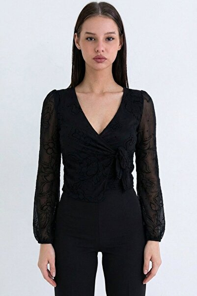 Trend Alaçatı Stili Bluză neagră de damă, cu decolteu în V, cu dantelă, cu și...
