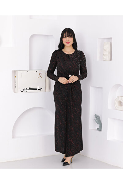 JAQUEEN A black dress with a shimmering pattern and an elegant cut.