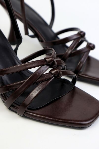 VARENZA WOMAN SHOES Σανδάλια με λεπτό τακούνι και λεπτομέρεια με κόμπους