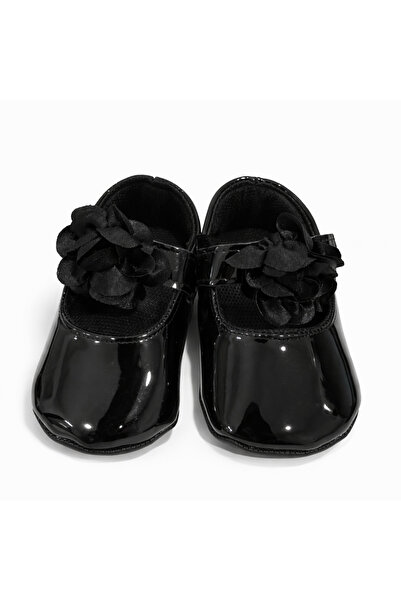 Lika حذاء باليه صغير من الجلد اللامع مزين بالزهور للفتيات الصغيرات باللون الأسود