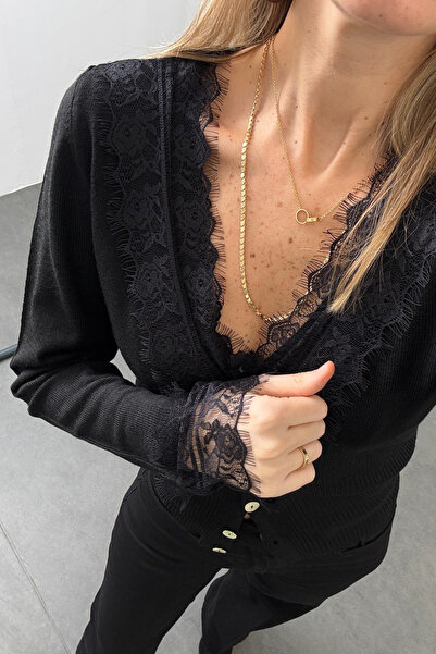 5in1Canpolat Μαύρο πλεκτό με δαντέλα και λεπτομέρειες σε σχήμα V TH251066