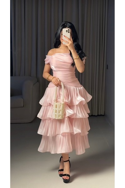 ELEEN EST An elegant dress made of soft and lightweight linen fabric.