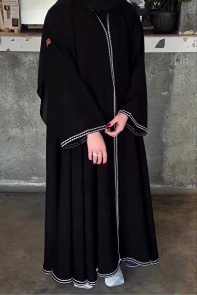 Lamsa عباية لينا السوداء بخيط أبيض – عباية كتان واسعة بتصميم خليجي أنيق