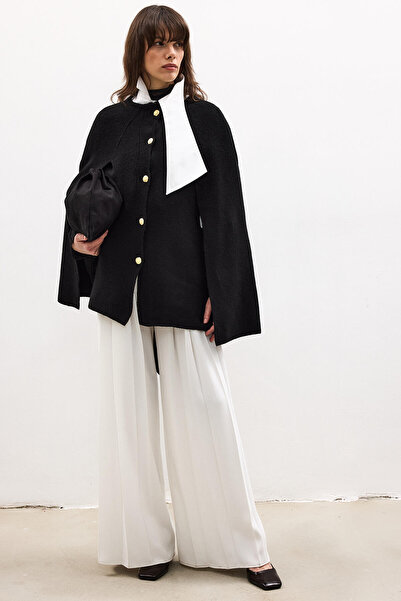 Touché Privé Gold Buttoned Knitted Poncho