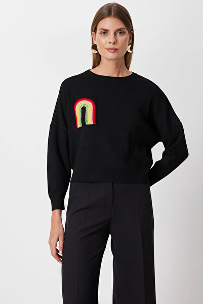 On Fashion Women's Colorful Accessory Crew Neck Black Sweater 63318