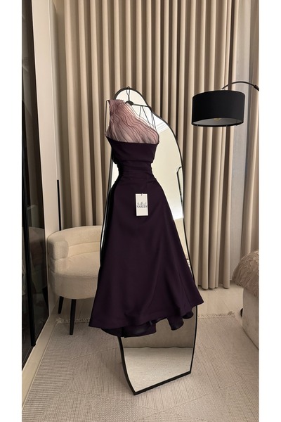 Nareen Fashion An elegant evening dress in dark burgundy, with a modern desig...