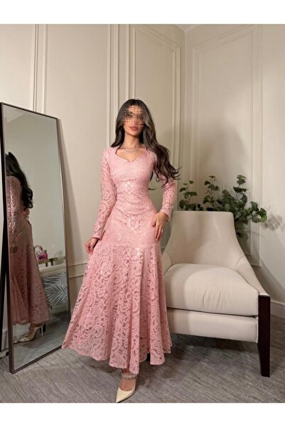 REVE A long pink dress made of luxurious lace, with long sleeves and an elega...