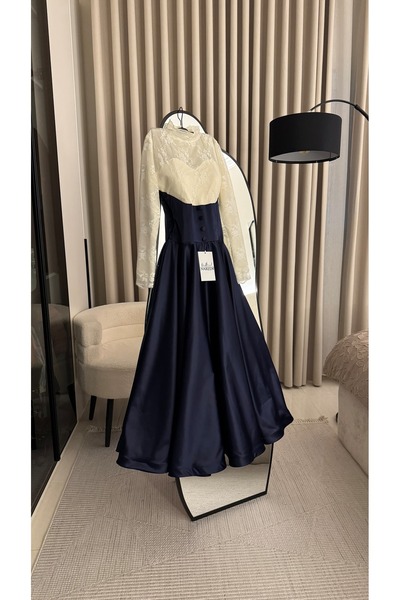 Nareen Fashion An elegant dress with a sophisticated design that combines ele...