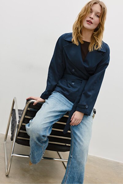 Stradivarius معطف ترنش قصير مع حزام