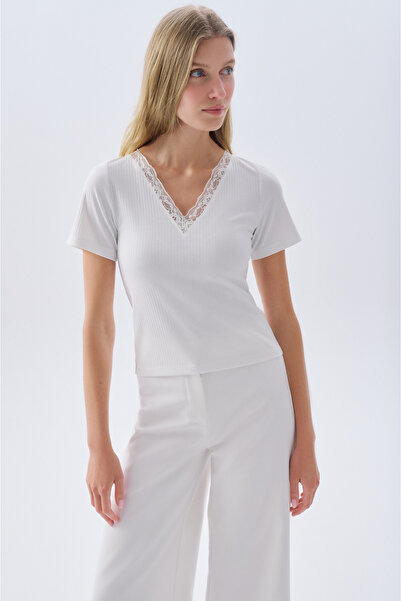 Mudo Fitted Lace V-Neck T-Shirt