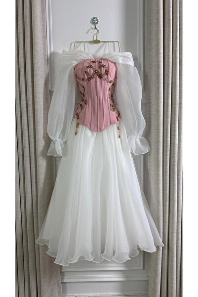 Viola2026 An elegant dress with a distinctive feminine design, combining an E...