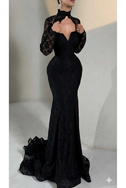 REVE A black dress made of luxurious lace, with a mermaid cut and an open back.
