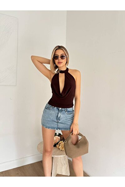 Misscix Kadın Aksesuar Detaylı Derin Göğüs Dekolteli Crop Bluz