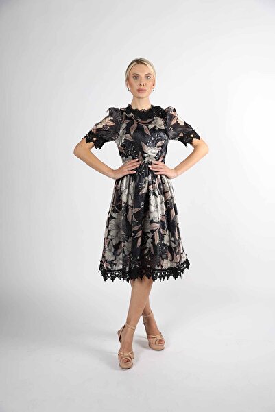 2TRENDY Short-sleeved Ruffled dress decorated with flowers