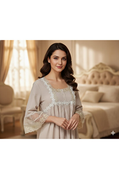 Maison Emarat قميص نوم طويل فاخر بتفاصيل من دانتيل الزهري المُقوّس